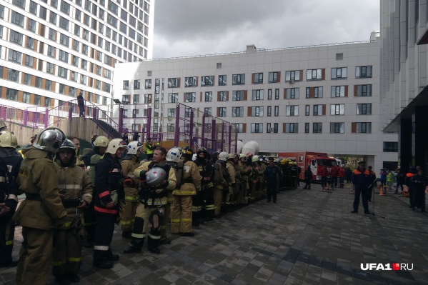 Отряды МЧС со всей Башкирии собрались во дворе высотки Отряды МЧС со всей Башкирии собрались во дворе высотки