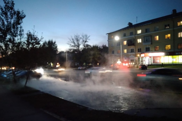 По наблюдениям очевидцев, вода течет по улице около двух часов По наблюдениям очевидцев, вода течет по улице около двух часов