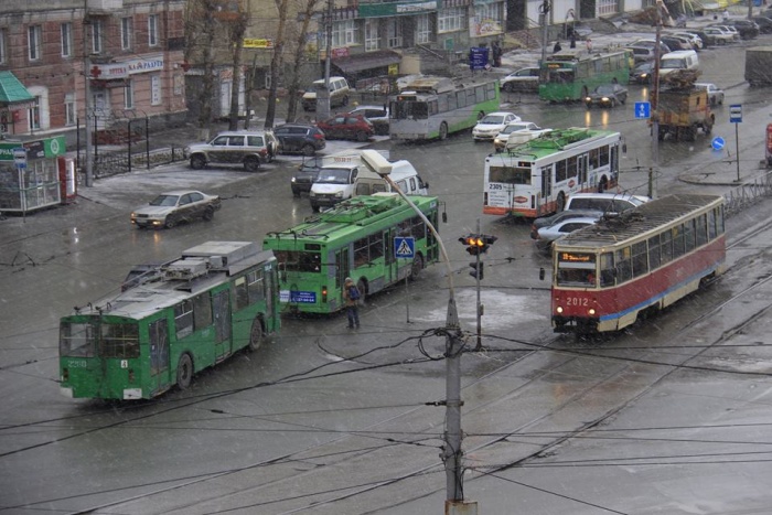 Троллейбусы остановили примерно в половине 9-го утра Троллейбусы остановили примерно в половине 9-го утра