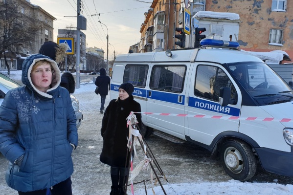 Местные жители сегодня несколько часов защищали лицей от стройки Местные жители сегодня несколько часов защищали лицей от стройки 