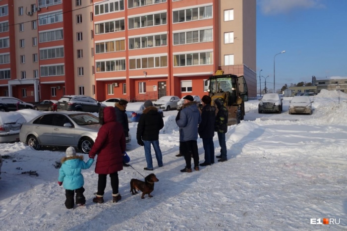 Жильцы не хотят, чтобы рядом с их домом была платная парковка Жильцы не хотят, чтобы рядом с их домом была платная парковка