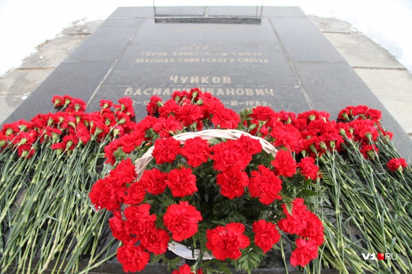 Сегодня на Мамаевом кургане с помпой возложили цветы к могиле дважды героя Сегодня на Мамаевом кургане с помпой возложили цветы к могиле дважды героя