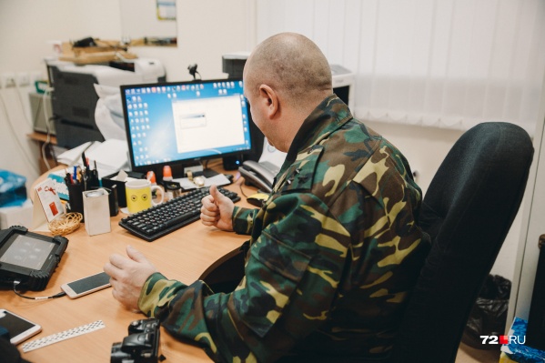 Криминалист Владимир Викторович помогает следователям собирать и закреплять доказательства, также он занимается назначением судебных экспертиз Криминалист Владимир Викторович помогает следователям собирать и закреплять доказательства, также он занимается назначением судебных экспертиз 