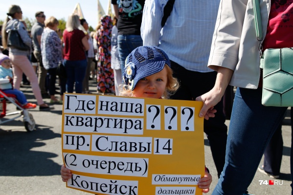 Митинг начался в полдень в сквере имени Колющенко Митинг начался в полдень в сквере имени Колющенко