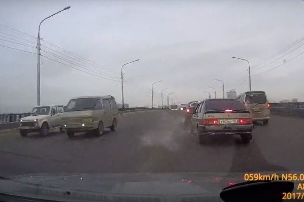 Реакция водителя вызвала восхищение и споры в социальных сетях Реакция водителя вызвала восхищение и споры в социальных сетях