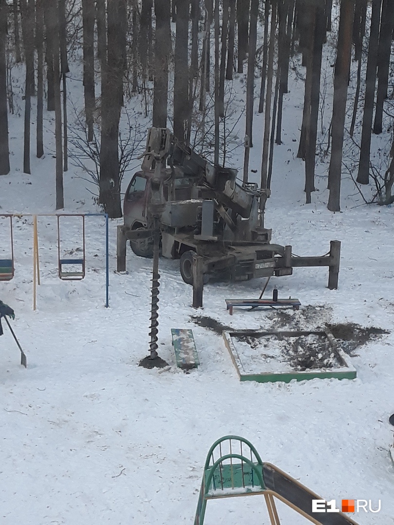 Дыры под столбы пробурили прямо в песочнице Дыры под столбы пробурили прямо в песочнице