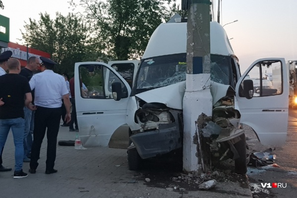 Авария произошла в 19:30 на остановке «Нефтяной техникум» Авария произошла в 19:30 на остановке «Нефтяной техникум»