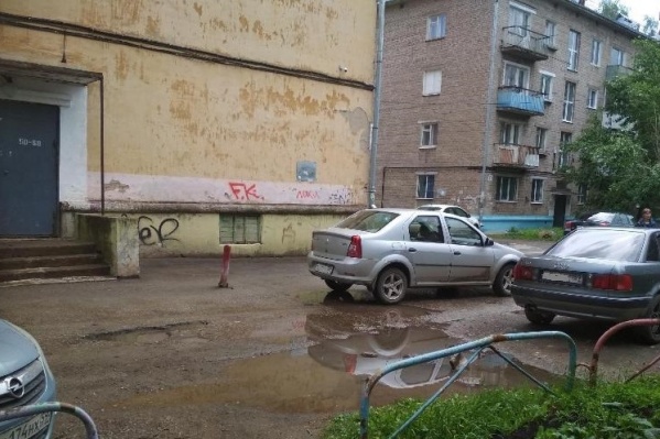 Девочка перебегала эту дорожку во дворе Девочка перебегала эту дорожку во дворе