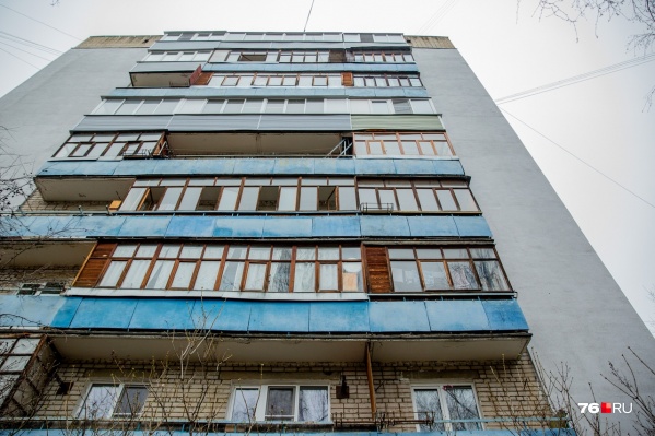 Бизнесмен присмотрел себе участок среди многоэтажек Бизнесмен присмотрел себе участок среди многоэтажек 