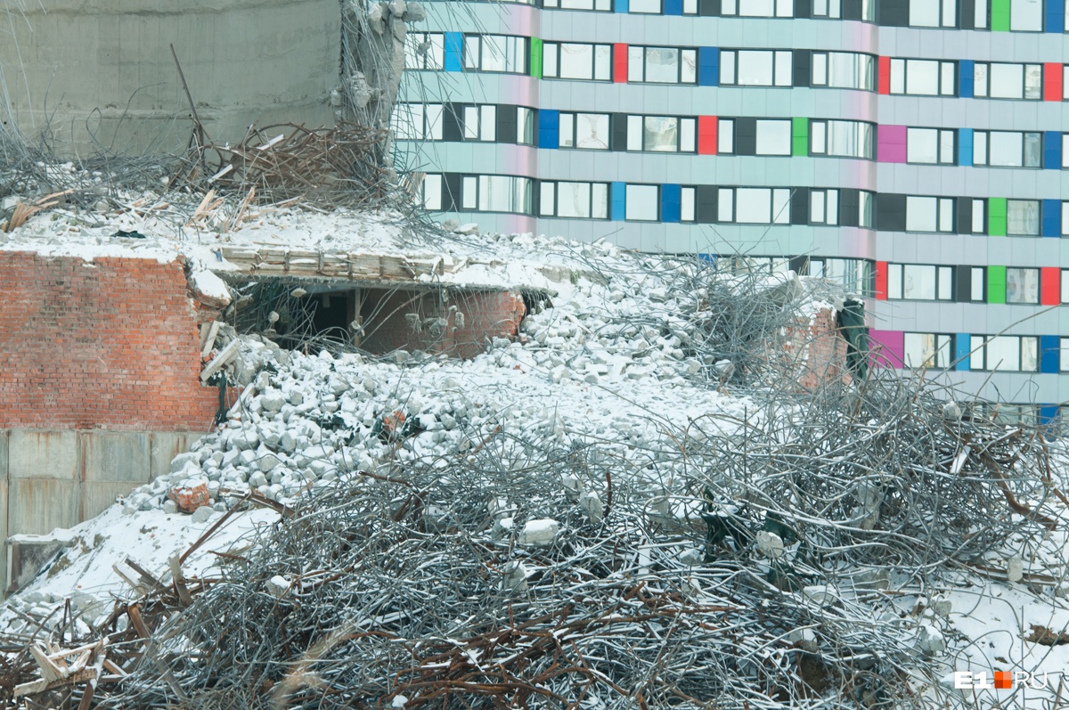 Взрывники разобрали ствол екатеринбургской телебашни, упавший на земляную подушку