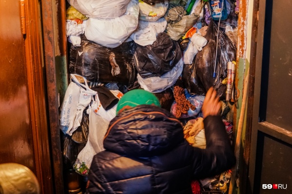 Квартира пенсионерки была полностью завалена мусором. В начале 2019 года ее очистили, но сейчас она вновь пришла в такое состояние Квартира пенсионерки была полностью завалена мусором. В начале 2019 года ее очистили, но сейчас она вновь пришла в такое состояние