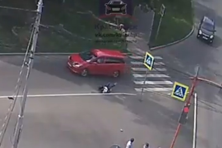 Стоящие на светофоре мужчины даже не подошли, чтобы оказать помощь упавшей девушке Стоящие на светофоре мужчины даже не подошли, чтобы оказать помощь упавшей девушке