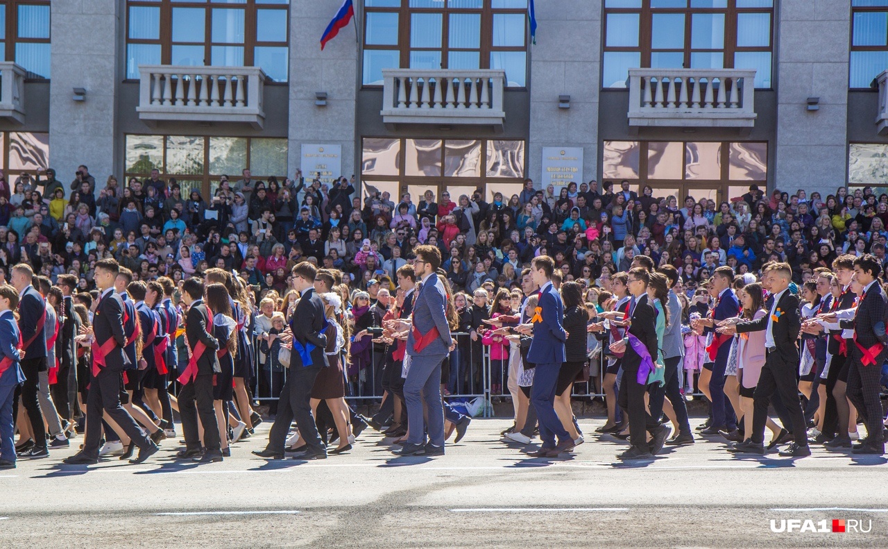 В этом году на «Весеннем балу» собрались более пяти тысяч выпускников. Можно представить, сколько было зрителей, ведь это мамы и папы, бабушки и дедушки, братья и сестры. А еще — лучшие друзья В этом году на «Весеннем балу» собрались более пяти тысяч выпускников. Можно представить, сколько было зрителей, ведь это мамы и папы, бабушки и дедушки, братья и сестры. А еще — лучшие друзья