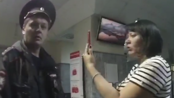 Туристов, поднявших руку на полицейского в челябинском аэропорту, сняли на видео