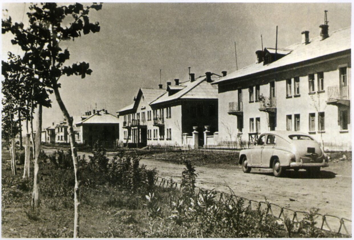 Так в начале 1950-х выглядели улицы Сельмаша, но двухэтажных домов с того времени стало гораздо меньше