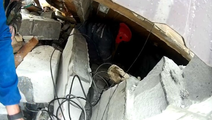 Спасение хозяина дома, рухнувшего при взрыве газа на Южном Урале, сняли на видео