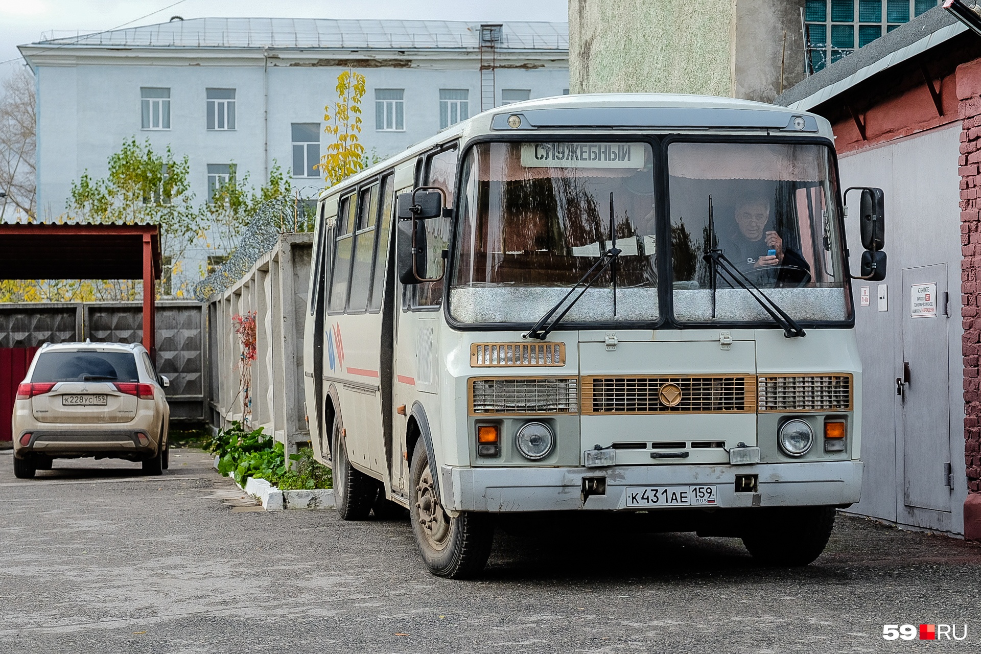 Это автобус от завода, на котором привезли желающих сдать кровь Это автобус от завода, на котором привезли желающих сдать кровь