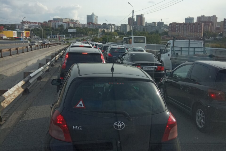 Огромная пробка в сторону города начинается с Профсоюзного моста Огромная пробка в сторону города начинается с Профсоюзного моста