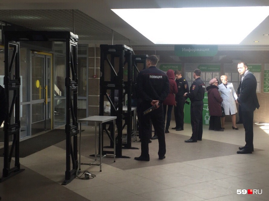 У новых рамок стоит полиция У новых рамок стоит полиция