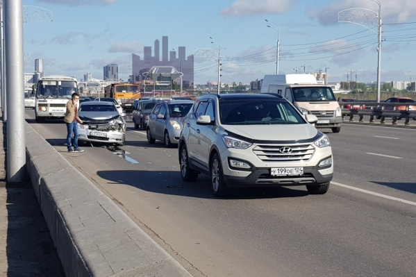 Чтобы авария не мешала движению, машины сдвинули на полосу для автобусов Чтобы авария не мешала движению, машины сдвинули на полосу для автобусов