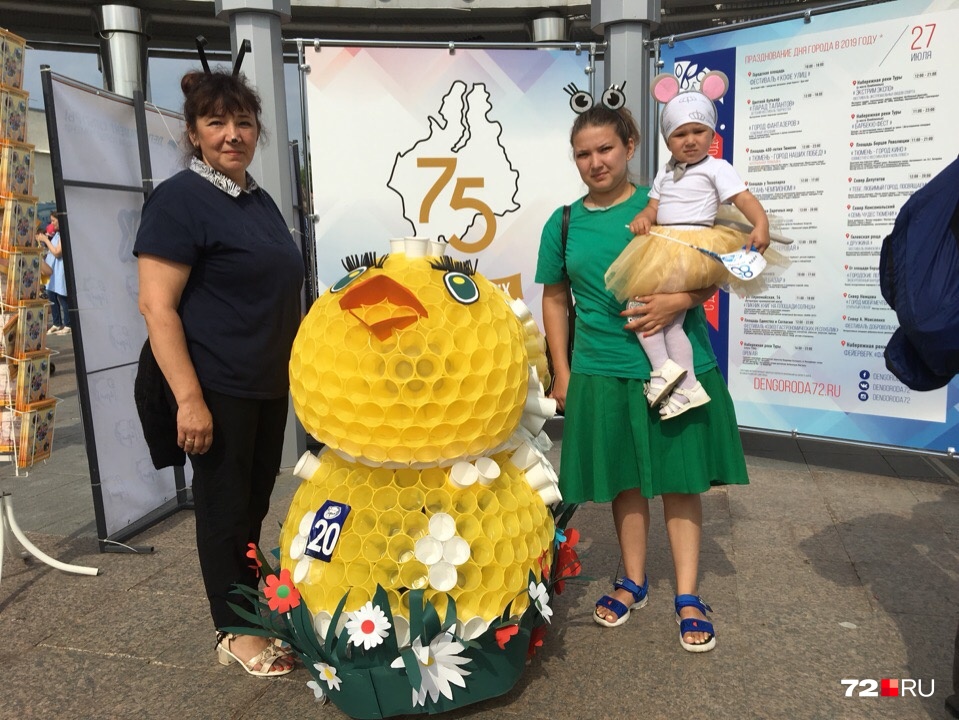 На создание коляски ушло 700 пластиковых стаканчиков На создание коляски ушло 700 пластиковых стаканчиков