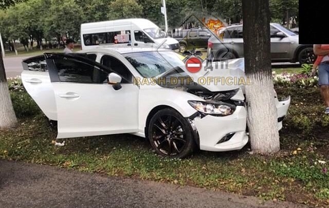 Пострадал ребенок: водитель на Mazda на полном ходу врезался в дерево в Уфе