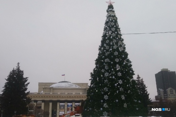 В этом году ледовый городок переехал в сквер возле оперного театра В этом году ледовый городок переехал в сквер возле оперного театра
