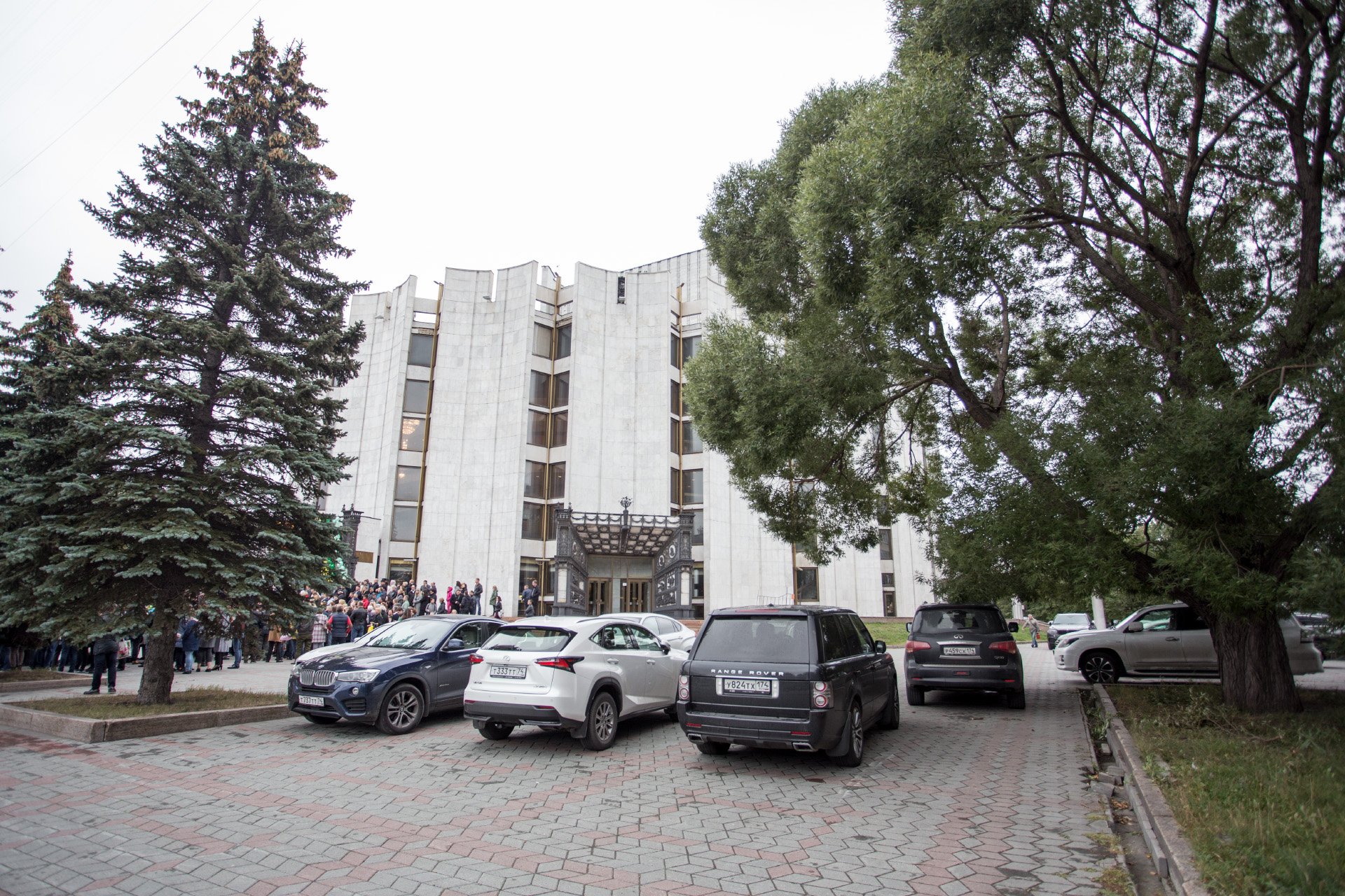 Некоторые нашли местечко для парковки прямо возле театра Некоторые нашли местечко для парковки прямо возле театра
