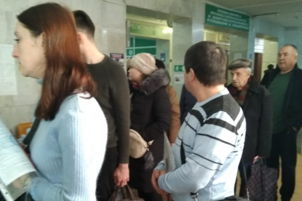 В регистратурах южноуральских поликлиник выстроились очереди В регистратурах южноуральских поликлиник выстроились очереди