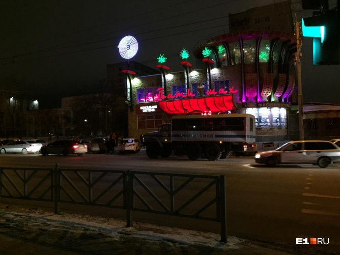 Автозак долгое время стоял у ночного клуба, людей начали выводить спустя пару часов Автозак долгое время стоял у ночного клуба, людей начали выводить спустя пару часов