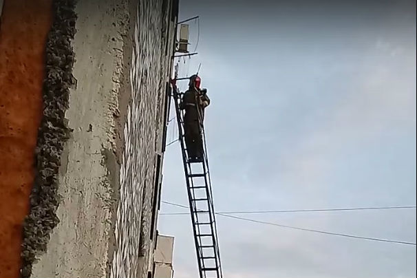 Омские спасатели залезли по пожарной лестнице в квартиру, из окна которой свисал мальчик