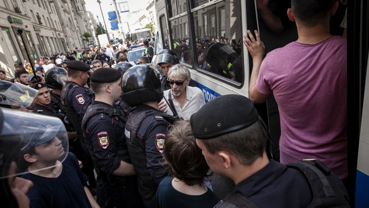 Полицейские и ОМОН задержали в центре Москвы более тысячи участников акции протеста