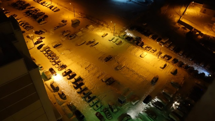 «Машины заполонили весь квартал»: жильцы домов на Эльмаше объявили бойкот нелегальной парковке