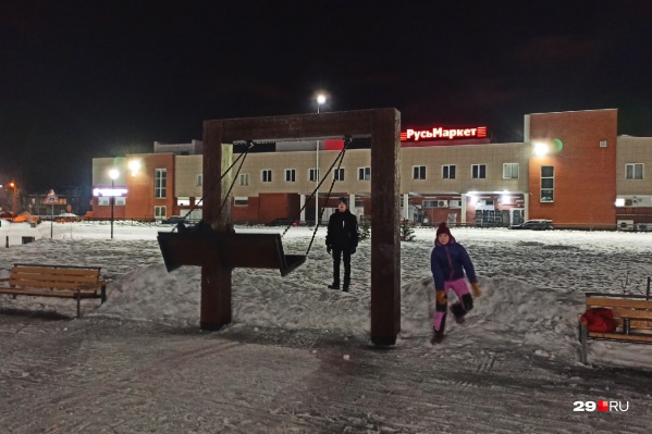 Так оживленно теперь рядом с качелями в «Зарусье» Так оживленно теперь рядом с качелями в «Зарусье»