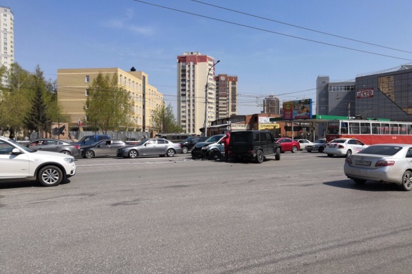 Авария случилась недалеко от универмага «Калининский» Авария случилась недалеко от универмага «Калининский»