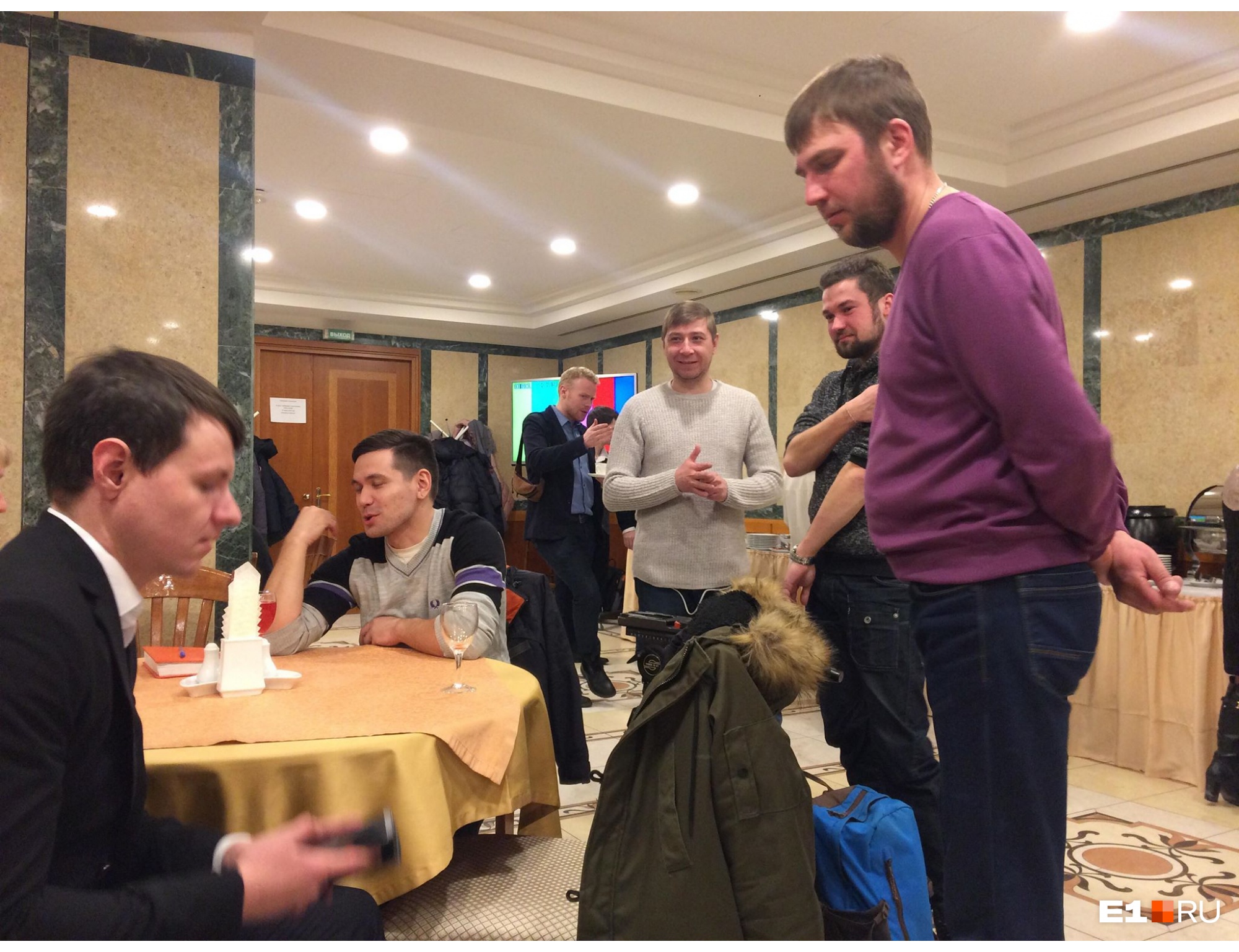 Журналисты будут смотреть трансляцию в столовой резиденции Журналисты будут смотреть трансляцию в столовой резиденции