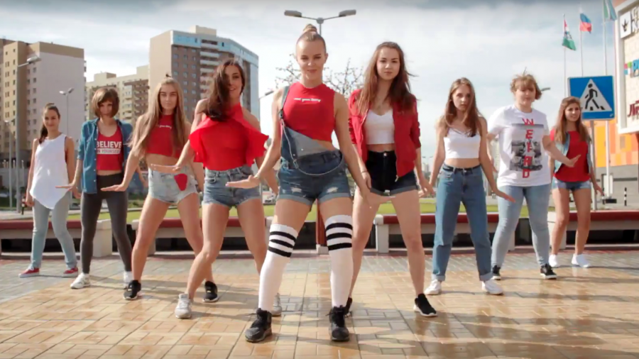 video-tantsi-devushek-obnazhennih-vozle-mashin