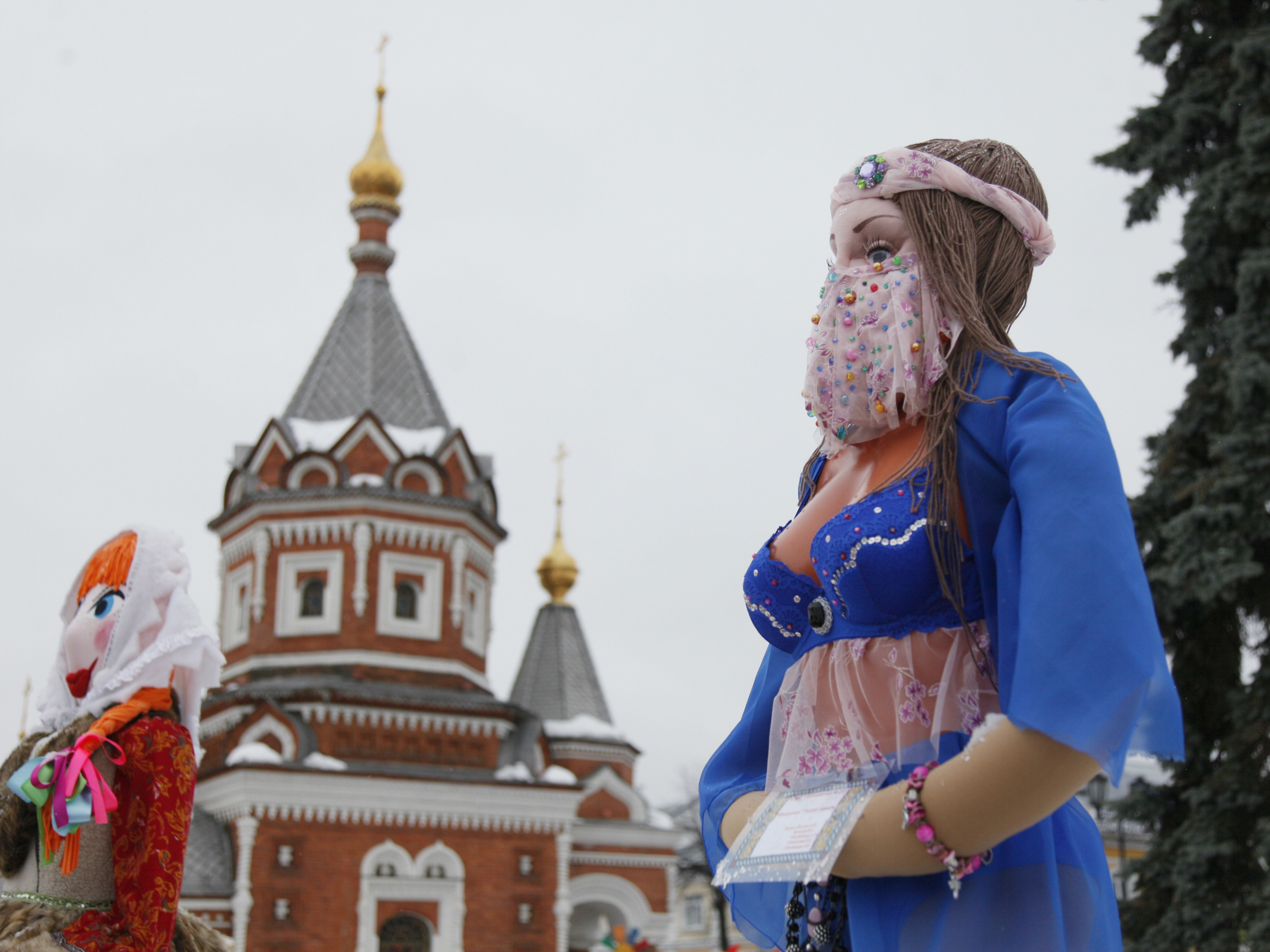 С голой грудью у часовни: в центре Ярославля выставили масленичных кукол