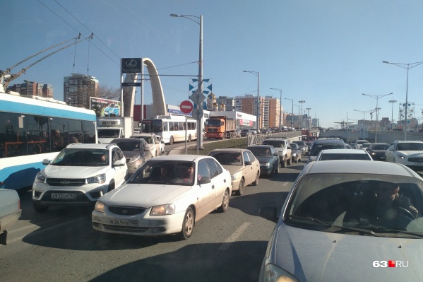 Сотни автомобилистов оказались заложниками утреннего коллапса у Ипподрома. Очевидцы сообщают, что в правом ряду стоит КАМАЗ, который приходится объезжать Сотни автомобилистов оказались заложниками утреннего коллапса у Ипподрома. Очевидцы сообщают, что в правом ряду стоит КАМАЗ, который приходится объезжать