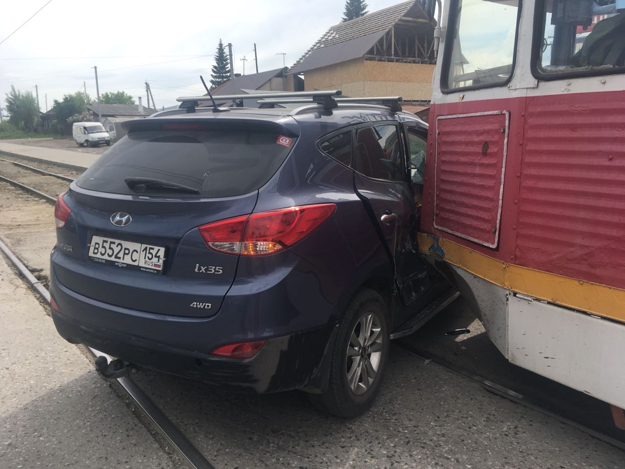 Авария случилась в 16:00, трамвай и автомобиль ехали по улице Троллейной Авария случилась в 16:00, трамвай и автомобиль ехали по улице Троллейной