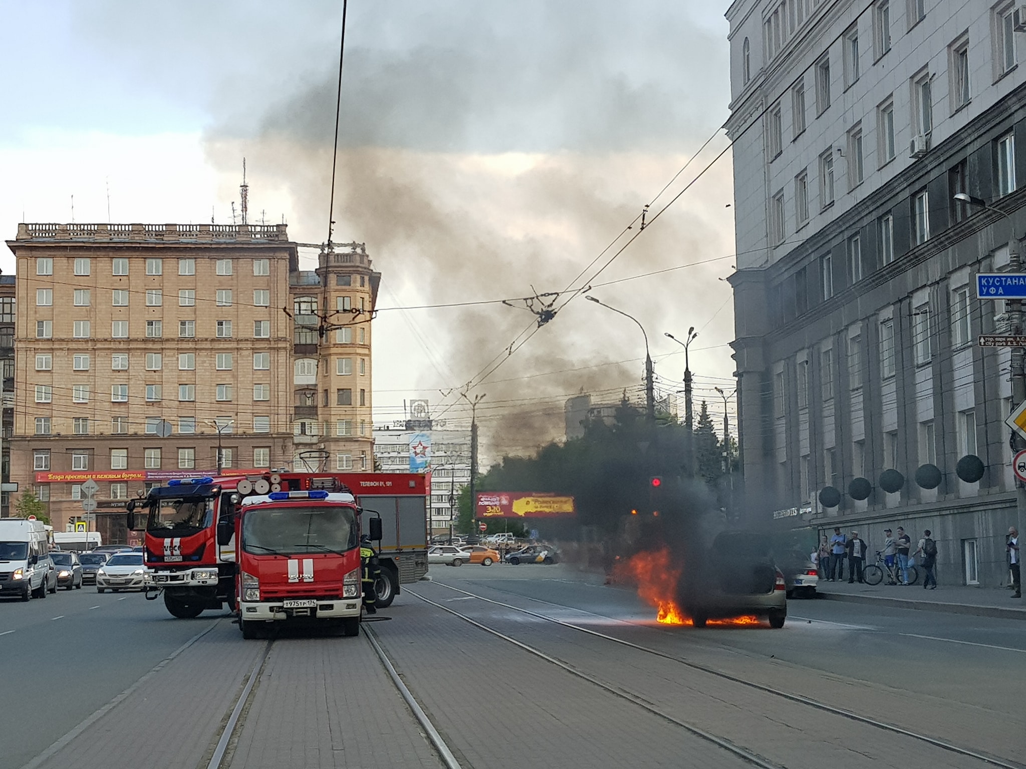 «Собралась толпа зевак»: возле правительства Челябинской области загорелась легковушка