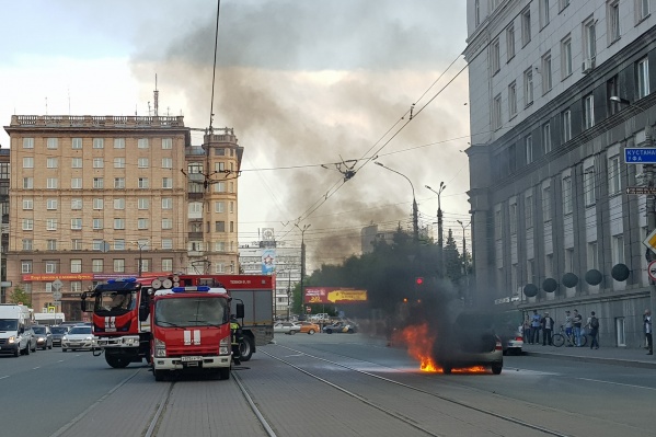 Машина вспыхнула во время движения на улице Цвиллинга Машина вспыхнула во время движения на улице Цвиллинга