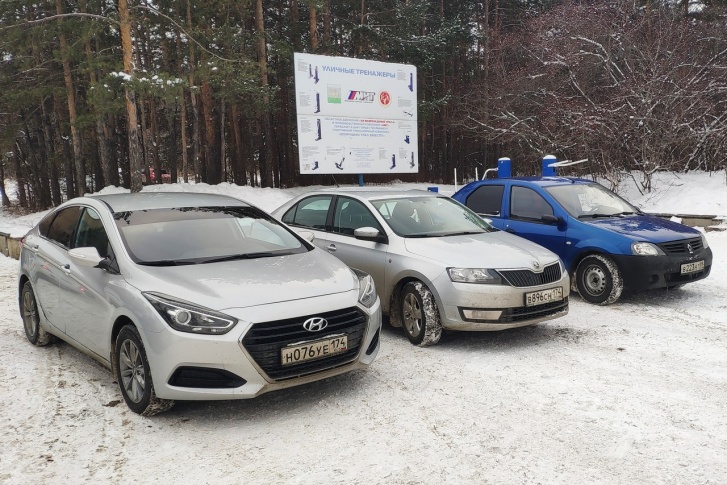 Помимо дрифтеров, на спортивную площадку у Курчатова заезжают обычные машины, вставая вплотную к тренажёрам Помимо дрифтеров, на спортивную площадку у Курчатова заезжают обычные машины, вставая вплотную к тренажёрам