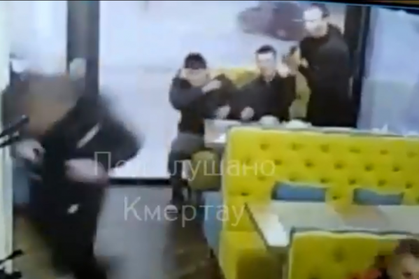 Мужчина решил выяснить отношения с администратором весьма жестким способом Мужчина решил выяснить отношения с администратором весьма жестким способом