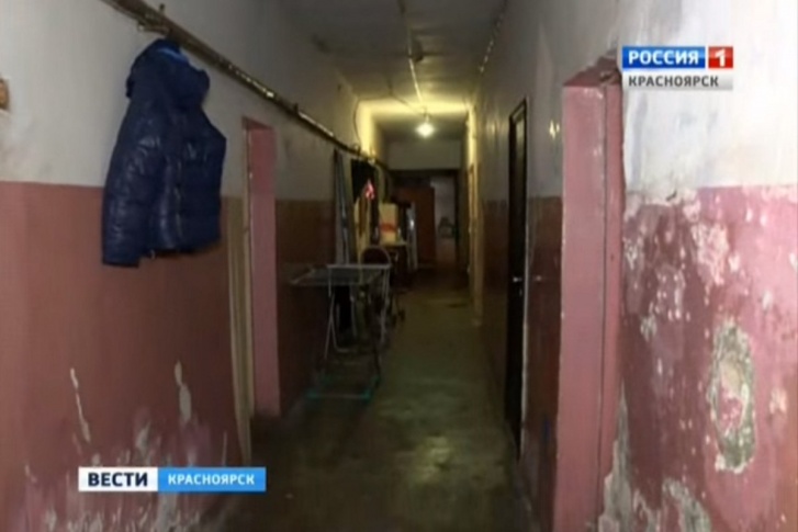 Журналисты «Вести.Красноярск» в 2016 году показали, как люди живут в разваливающемся доме