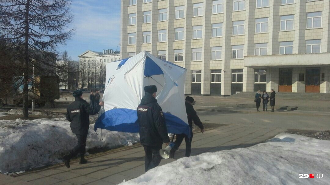 Полиция изъяла у активистов палатки, поставленные после митинга на площади Ленина в Архангельске