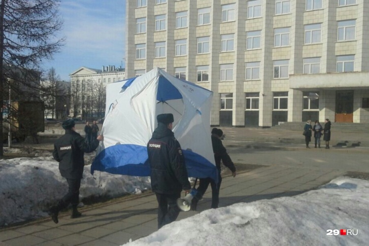 Полицейские уносят палатки активистов