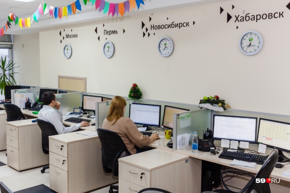 Специалисты работают на все часовые пояса России, об этом напоминают надписи над циферблатами на стенах Специалисты работают на все часовые пояса России, об этом напоминают надписи над циферблатами на стенах