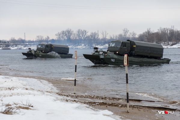 Плавающие транспортеры могут преодолевать водные преграды с грузовиком в кузове Плавающие транспортеры могут преодолевать водные преграды с грузовиком в кузове