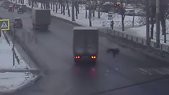 Провезло по дороге несколько метров: в Ярославле «Газель» сбила пешехода. Видео
